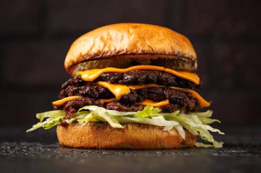 Marul, çedar peyniri ve soslu ezme burger..