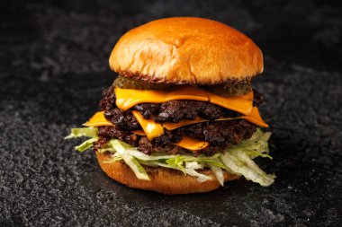 Marul, çedar peyniri ve soslu ezme burger..
