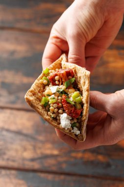 Güneşte kurutulmuş domatesli, nohut ve peynirli inci kuskus salatası. sağlıklı yiyecekler.