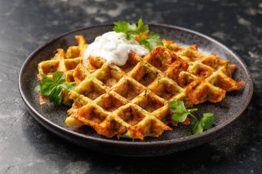 Kırsal bir tabakta ev yapımı kabaklı waffle. Sağlıklı yemek.