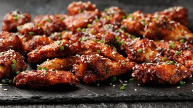 Susam tohumlu ve soğanlı baharatlı Kore tavuk kanadı..