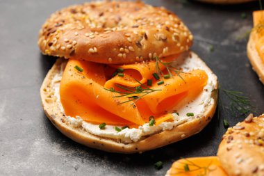 Vejetaryen füme somon ve krem peynirli simit. Sağlıklı gıda konsepti.