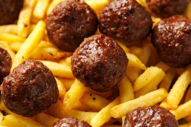 Biftek köftesi ve patates kızartması. Fast food, Take away food.