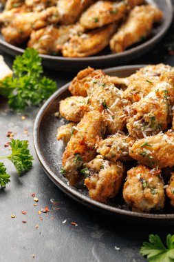 Ev yapımı sarımsaklı parmesanlı tavuk kanadı..