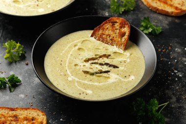 Kuşkonmaz ve naneli krema çorbası. Ekşi hamurlu ekmek..