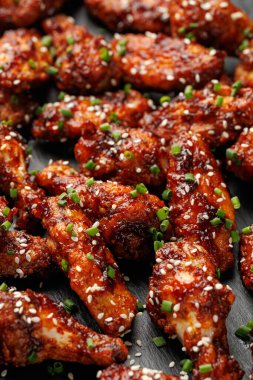Susam tohumlu ve soğanlı baharatlı Kore tavuk kanadı..