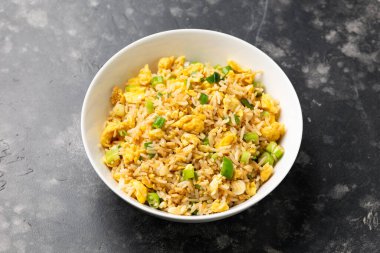 Yumurtalı pilav, sarımsak, zencefil, taze soğan ve soya sosu. Asya yemekleri.