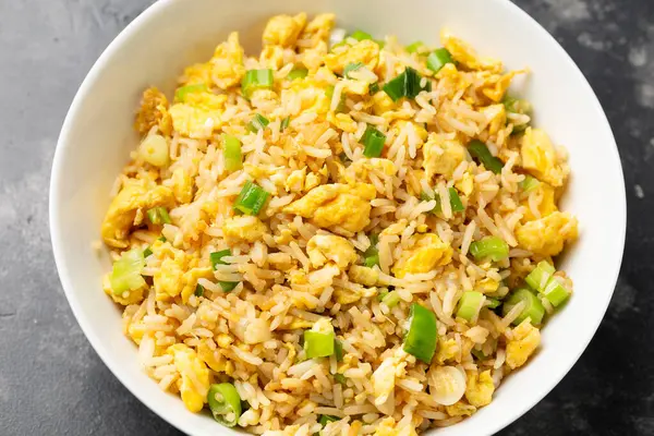 Yumurtalı pilav, sarımsak, zencefil, taze soğan ve soya sosu. Asya yemekleri.