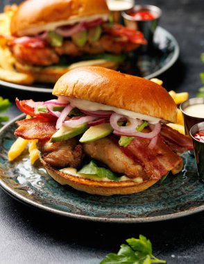 Tavuklu sandviç, jambonlu hamburger, soğan turşusu, avokado, mayonez ve patates kızartması..