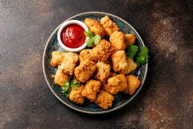 Ev yapımı kızarmış tavuk nugget ketçapla servis edilir..
