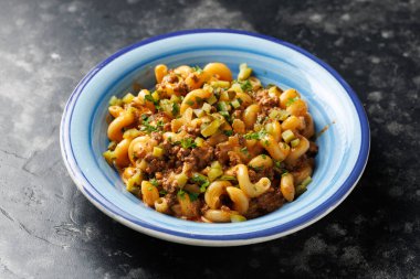 Kıymalı çizburger, erimiş peynir ve turşu..