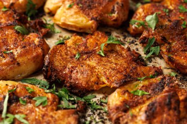 Bitkilerle pişirilmiş kıtır kıtır patatesler.