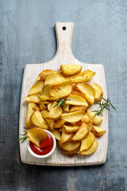 Beyaz tahta üzerinde ketçaplı kızarmış patates kızartması..