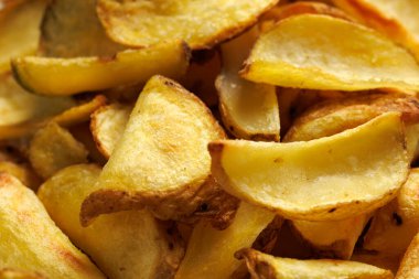 Taş tahtada ketçaplı kızarmış patates kızartması..