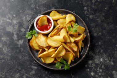 Tabağında ketçapla patates kızartması..