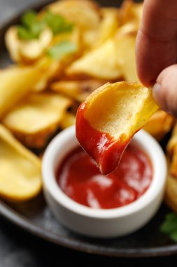 Tabağında ketçapla patates kızartması..