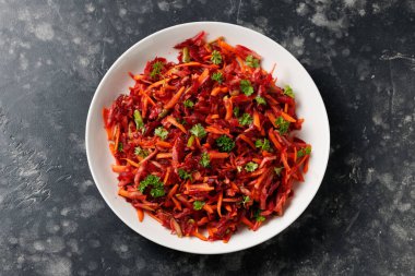 Havuçlu pancar salatası ve beyaz tabakta elma. Sağlıklı yemek..