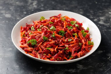 Havuçlu pancar salatası ve beyaz tabakta elma. Sağlıklı yemek..