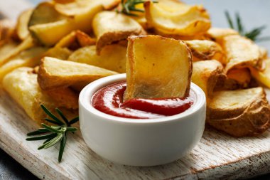 Beyaz tahta üzerinde ketçaplı kızarmış patates kızartması..