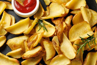 Taş tahtada ketçaplı kızarmış patates kızartması..
