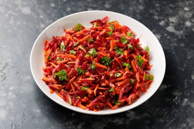 Havuçlu pancar salatası ve beyaz tabakta elma. Sağlıklı yemek..