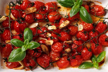 Sarımsaklı ve otlu fırında domates..