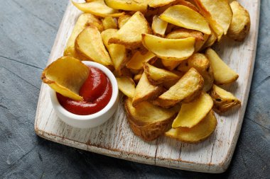 Beyaz tahta üzerinde ketçaplı kızarmış patates kızartması..