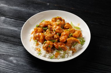 Çin portakallı tavuk ve yeşil soğanlı garnitür..