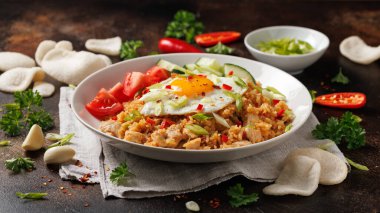 Nasi Goreng, Endonezya usulü kızarmış pilav, tavuk ve yumurta. Asya yemekleri.