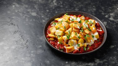 Patates bravas, baharatlı soslu ve sarımsaklı patates kızartması..