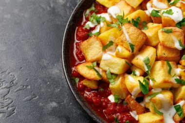 Patates bravas, baharatlı soslu ve sarımsaklı patates kızartması..