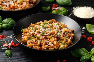 Siyah kasede ev yapımı Taco biftekli makarna. Meksika yemeği