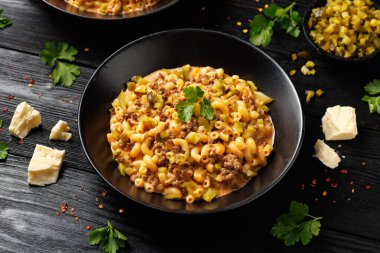 Biftekli çizburger, erimiş peynir, turşu ve makarna..