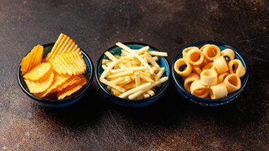Kâselerde farklı çıtır patates cipsleri. Atıştırmalık.