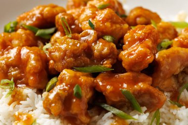 Çin portakallı tavuk ve yeşil soğanlı garnitür..