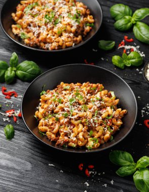 Siyah kasede ev yapımı Taco biftekli makarna. Meksika yemeği