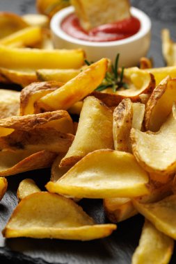 Taş tahtada ketçaplı kızarmış patates kızartması..