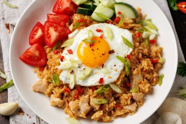 Nasi Goreng, Endonezya usulü kızarmış pilav, tavuk ve yumurta. Asya yemekleri.