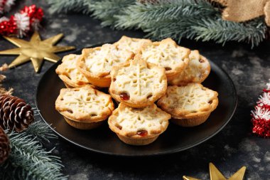 İngiliz Noel turtaları ya da süslü meyveli turtalar, hediyeler, yeşil ağaç dalları.