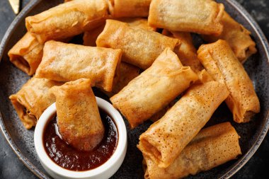 Süslü, hediyeli, yeşil ağaç dallı Noel ördeği sarmaları..