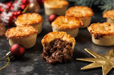 Süslü, hediyeli, yeşil ağaç dallı Noel bifteği mini turtası..