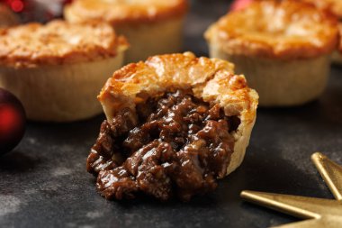 Süslü, hediyeli, yeşil ağaç dallı Noel bifteği mini turtası..