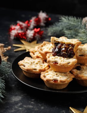 İngiliz Noel turtaları ya da süslü meyveli turtalar, hediyeler, yeşil ağaç dalları.