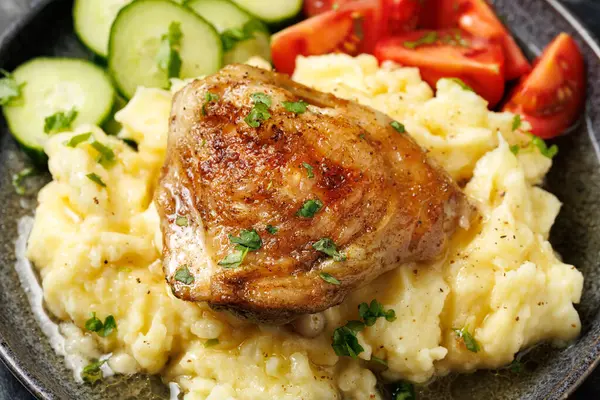 Kızarmış tavuk budu, patates püresi ve sebzeli..