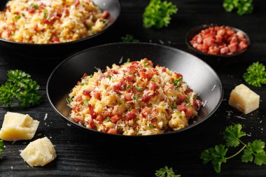 Pancetta 'lı Carbonara pilavı, pecorino romano peyniri, siyah kasede yumurtalar..