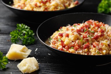 Pancetta 'lı Carbonara pilavı, pecorino romano peyniri, siyah kasede yumurtalar..