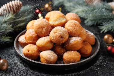 Noel Mini Çilekli Çörekler tabakta.