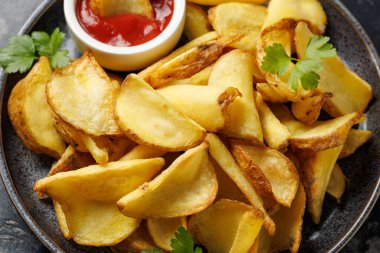 Tabağında ketçapla patates kızartması..