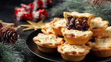 İngiliz Noel turtaları ya da süslü meyveli turtalar, hediyeler, yeşil ağaç dalları.