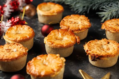 Süslü, hediyeli, yeşil ağaç dallı Noel bifteği mini turtası..